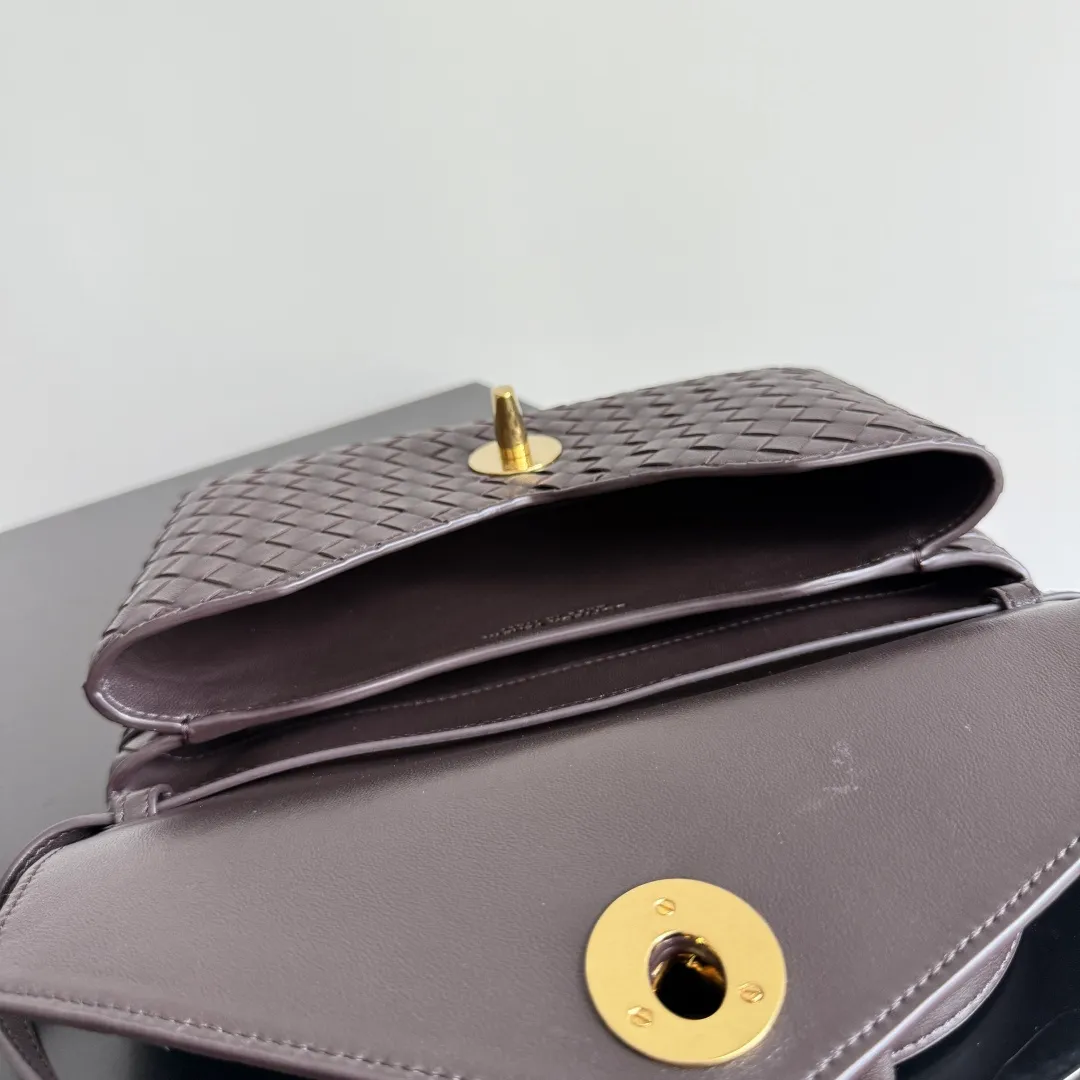 Batch 1660 BOTTEGA VENETA 2025 new product KNOT LOCK crossbody bag subverts the rigid lines of traditional tote bags, using drapey leather to create a three-dimensional silhouette that breathes. It has compartments and multiple card slots inside, making it a versatile commuter bag that can be used in various occasions. The details are full of exquisiteness, the casual retro color tone, and the upper body are full of elegance. Whether you are commuting or going out on the street, you can easily hold it. The two carrying methods of hand-carrying and long shoulder strap are very practical! At the same time, the shoulder strap is detachable, suitable for various dressing styles~ Whether it is a dinner party or daily commuting, it can be easily controlled and becomes your versatile tool❤️ Style number: 817191 Size: 25*16*5.5cm